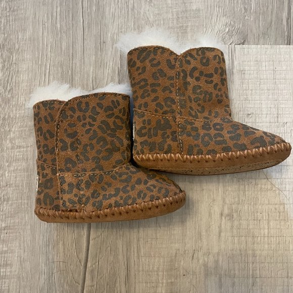 UGG AUSTRALIA FOR KIDS: CASSIE LEOPARD BOOT - Picture 4 of 5
